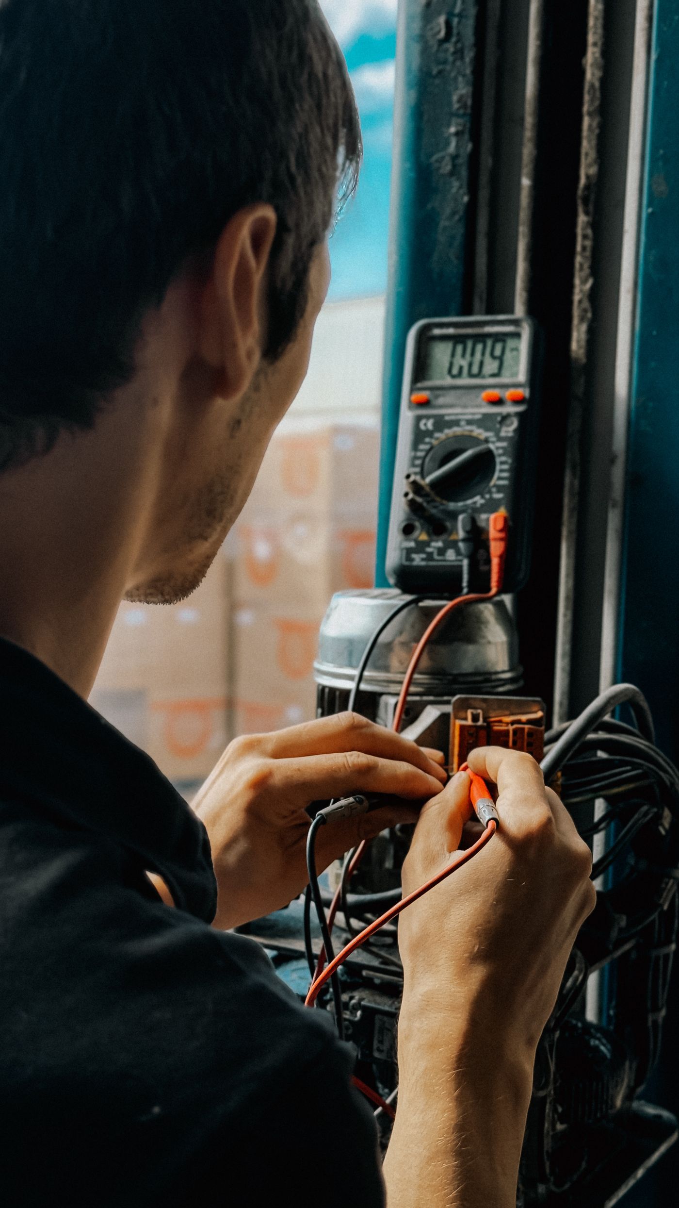 Tehnician verificând un circuit electric cu multimetrul